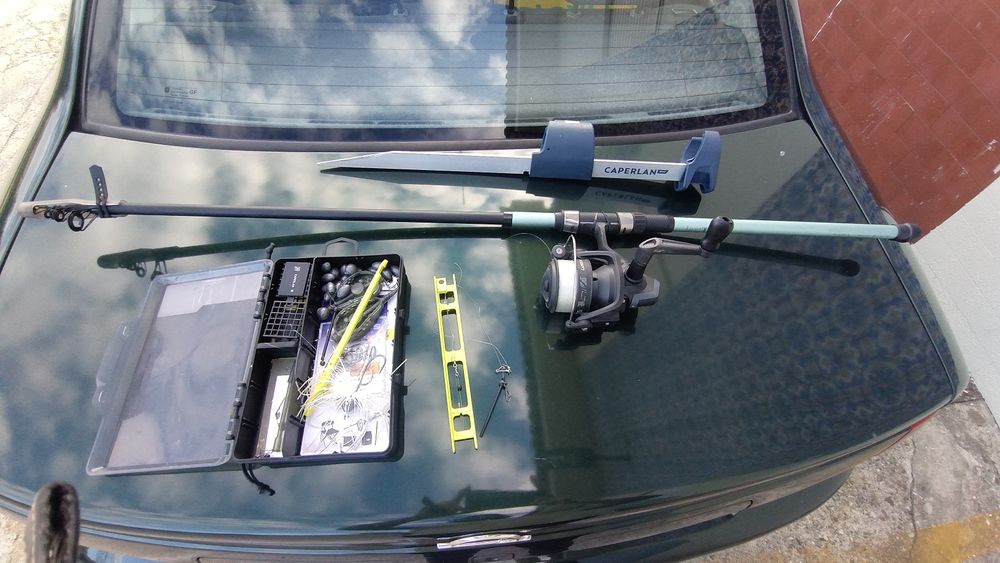 Cana de pesca + caixa com anzóis e chumbo + suporte de cana