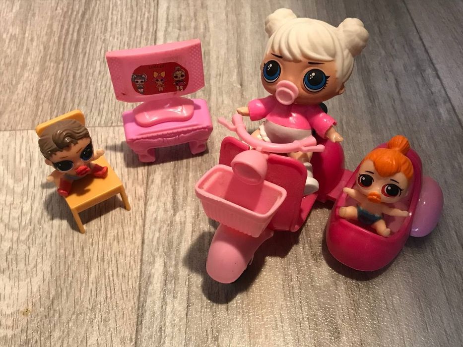Коллекция кукол LOL, мебели и аксессуаров.