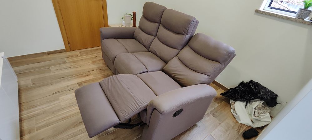 Sofá reclinável castanho em tecido — 11 meses de uso