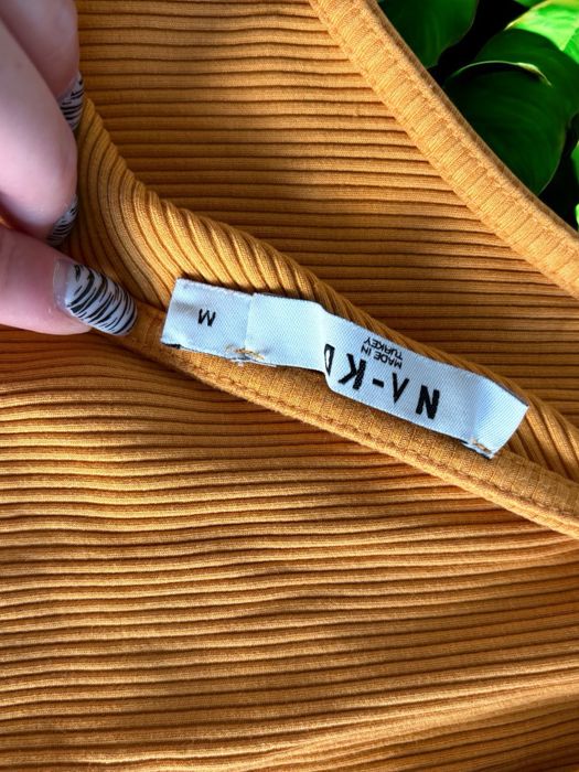 imprezowa sukienka z jednym rękawem NA-KD