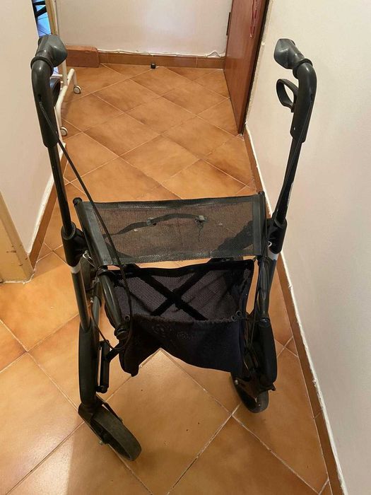 Andarilho de 4 Rodas com Assento, Travões e Cesto