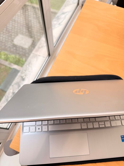 Portátil HP 15s-fq5xxx em excelente estado, ideal para estudo, trabalho e uso diário
