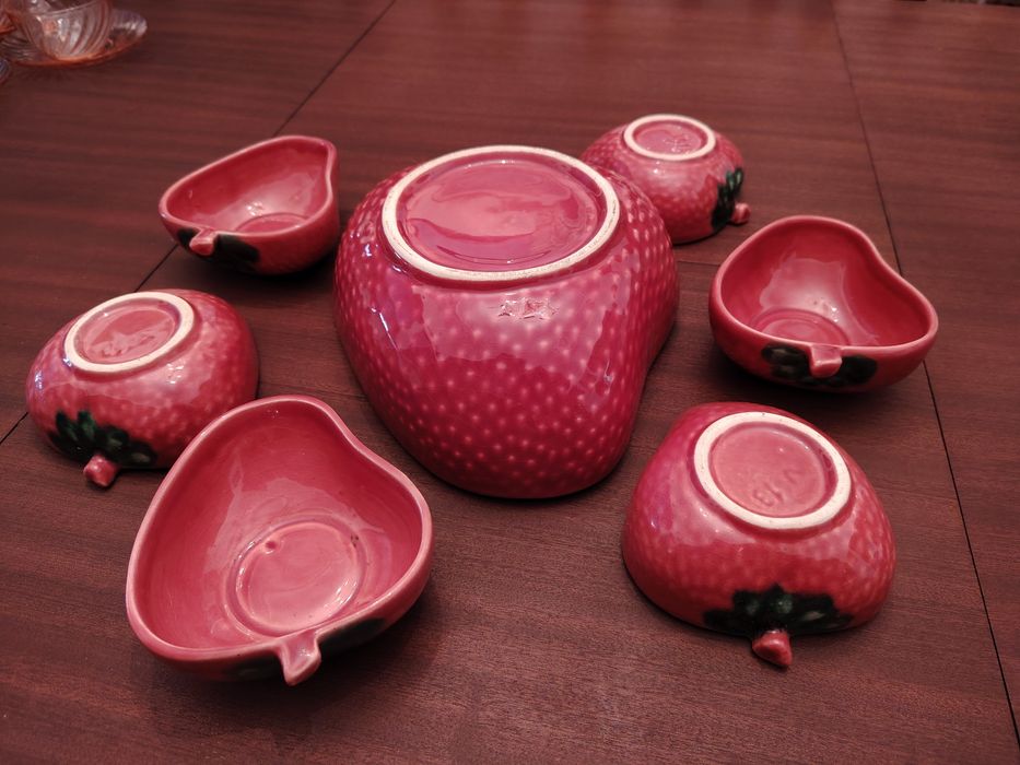 Conjunto de 1 Taça Grande e 6 pequenas com feitio de Morango