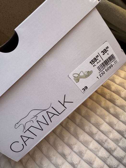 Nowe błyszczące białe sandałki na obcasie 39 Catwalk