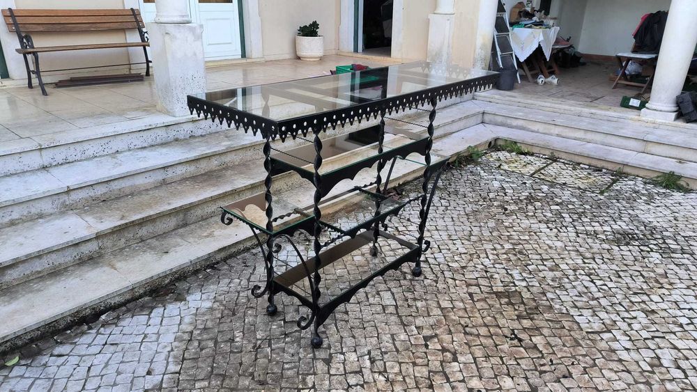 Móvel de ferro e vidro