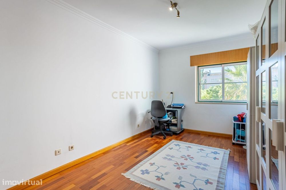Apartamento T3 em Prior Velho com garagem