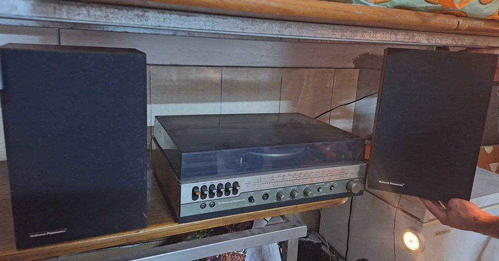 Gira discos com duas colunas e três discos