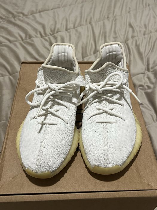 Yeezy Boost 350 V2 na cor "Cream White" ou "Triple White"
