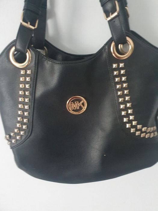 Torebka czarna z ćwiekami na ramię