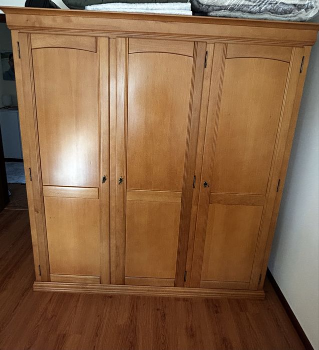 Quarto completo (cama solteiro, armario, mesa de cabeceira, comoda)
