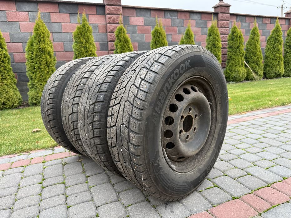 Продам резину зимову 235/65 16