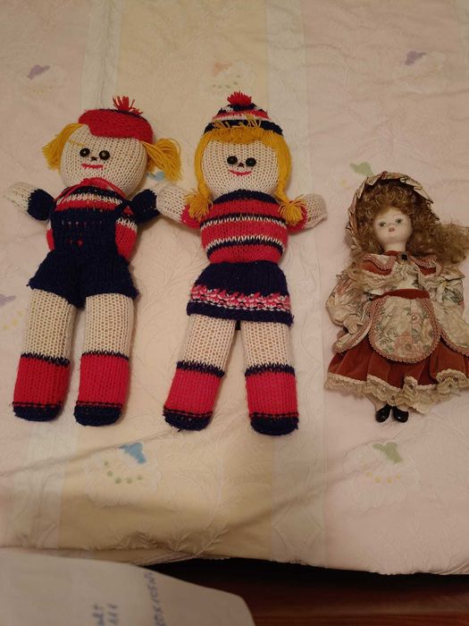 Bonecas antigas, 2 em tricot e 1 em porcelana