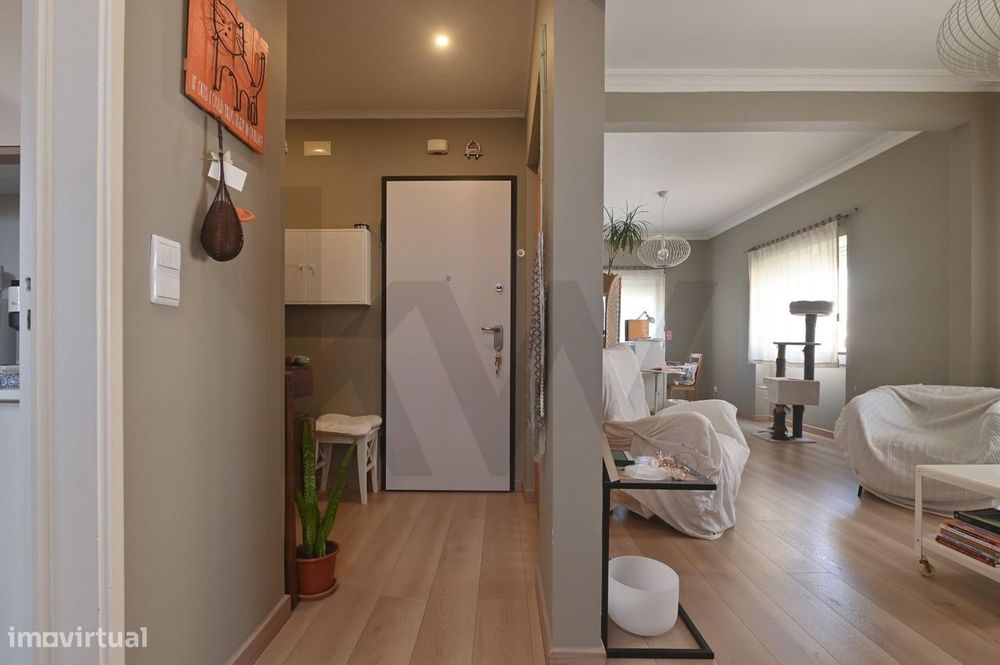 Apartamento T2 Renovado com Varanda no Centro da Parede I Cascais