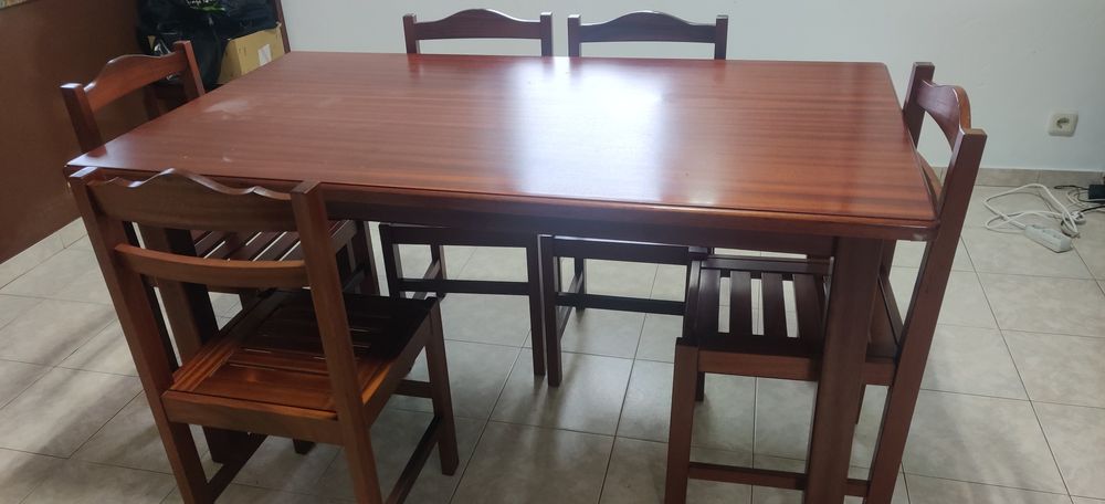 Mesa de Jantar em Madeira + cadeiras