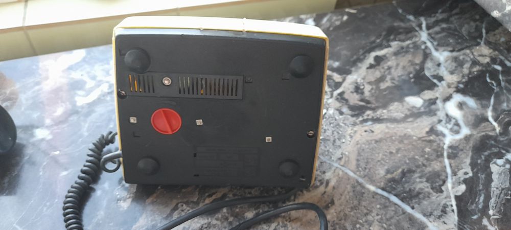 Старий стаціонарний телефон з дисковим набором 1970- 80 років