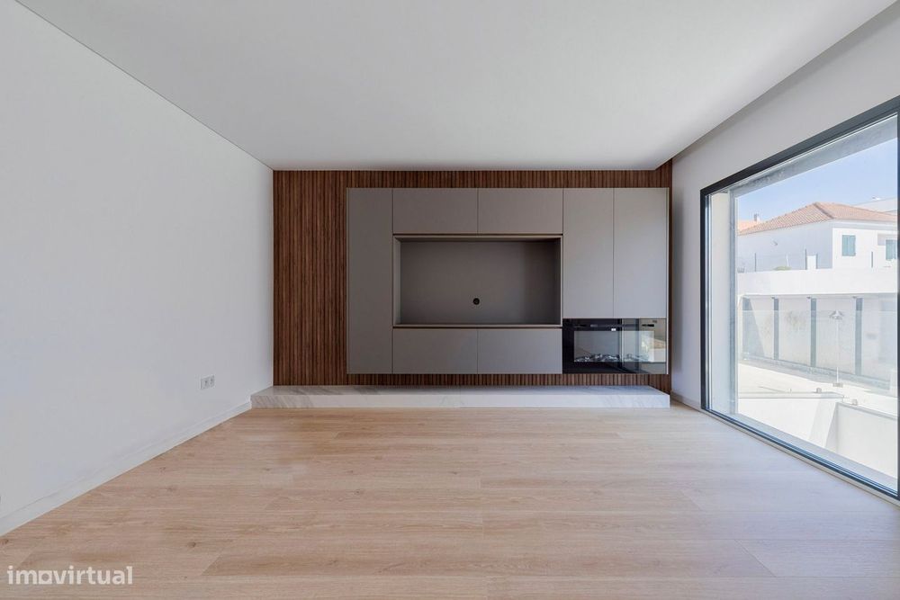 *** CHARNECA CENTRO - Moradia T4 de Luxo NOVA!!! ***