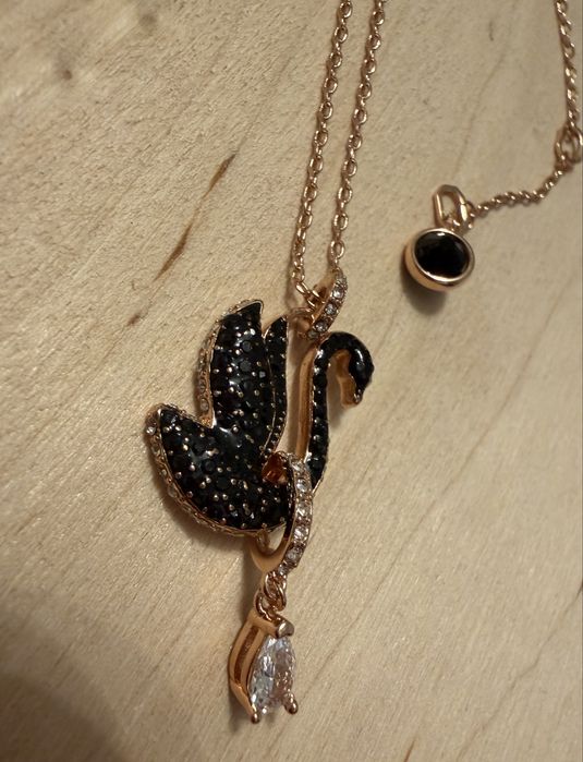 Naszyjnik Czarny łabędź z łezką sygn Swarovski