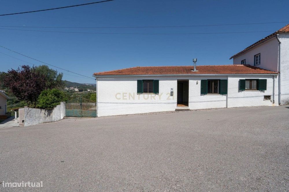 Moradia T2, com espaço exterior e terreno em Vila Nova de Poiares