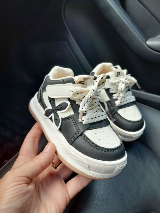 Дитяче взуття, кросівки