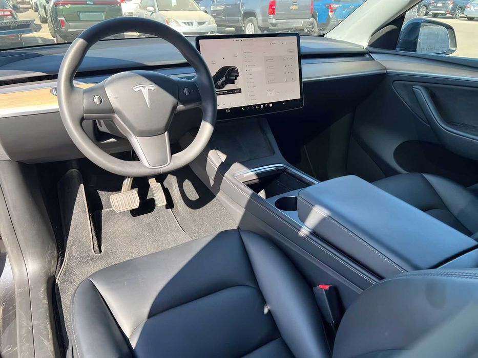 Tesla Model Y      2024