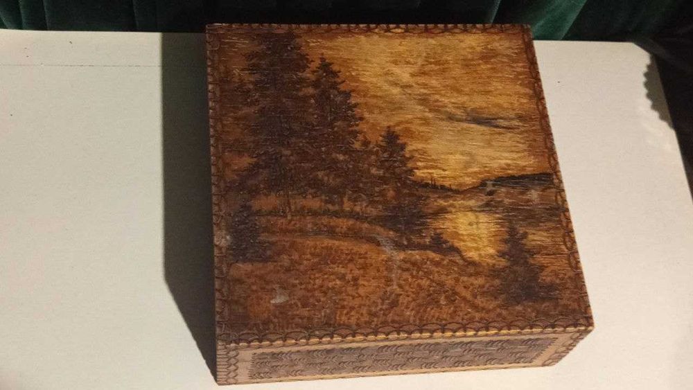 Шкатулка 17.5х17.5х6.5 см. Артель. Пейзаж лесной