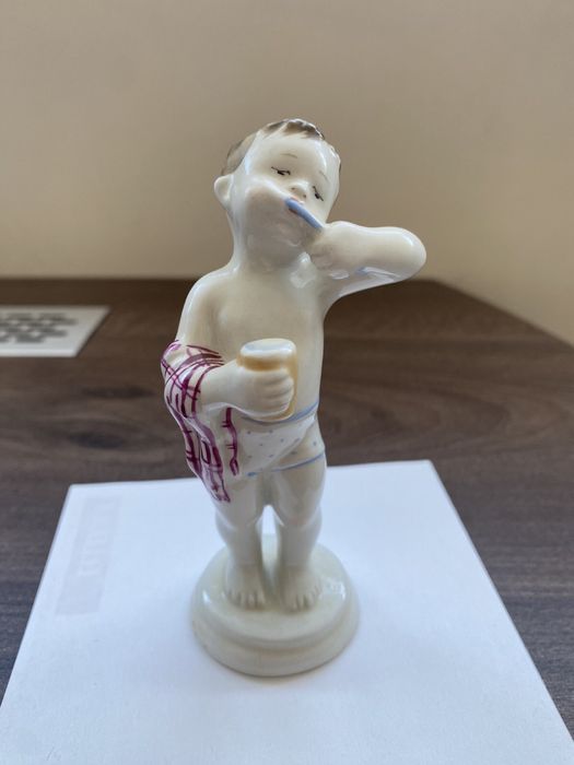 ФАРФОР мальчик чистит зубы ЛФЗ 50-60 г г. РЕДКОСТЬ