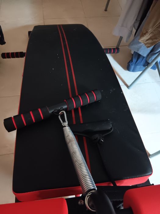 Banco de abdominais curvo