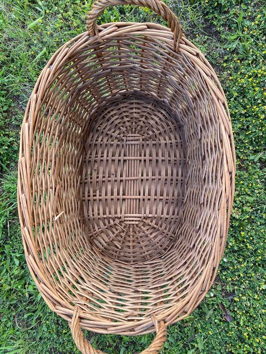 Duży kosz wiklinowy, pojemny, owalny, z uchwytami