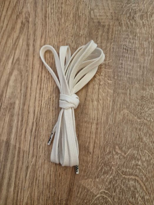 Białe sznurówki lotto