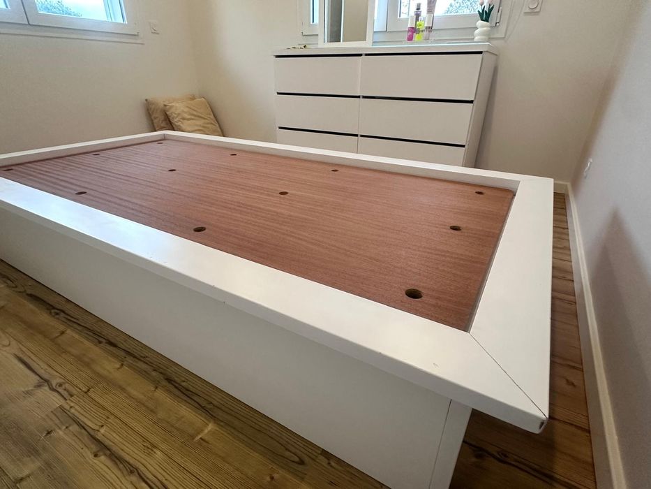 Cama lacada em branco