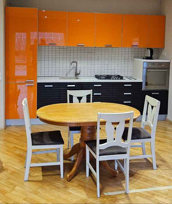 Дерев'яний стіл та стільці