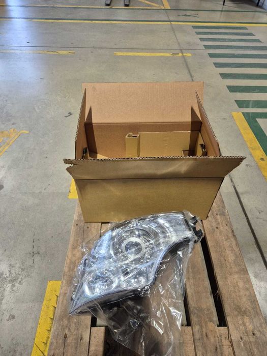 Reflektor L Xenon  z zarnikiem, ze swiatlem jazdy dziennej  MP4 MB