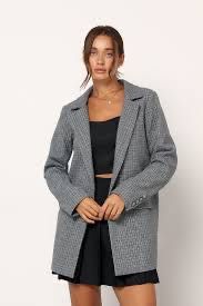 Стильне пальто-піджак у клітинку