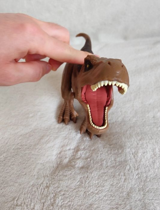 Figurka dinozaur Tyranozaur T- Rex tirex otwiera paszczę ryczy dźwięk