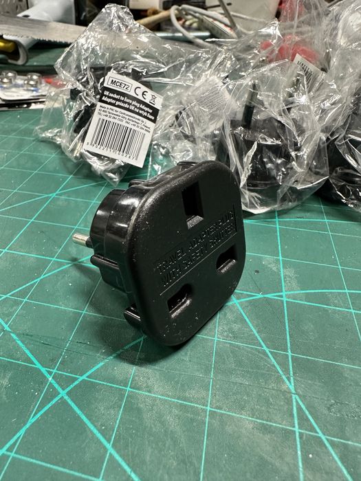 8 sztuk Przejsciówka adapter z UK na EU z zabezpieczeniem 8 SZTUK