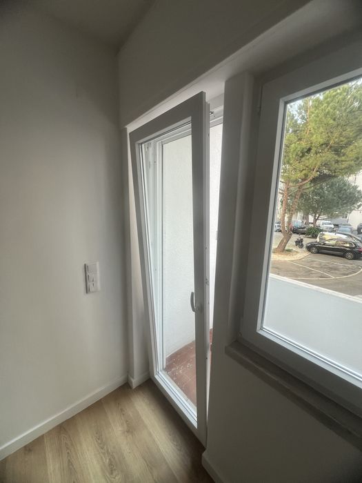 Janelas, porta e estores eletricos em pvc com oscilobatente e duplo vidro