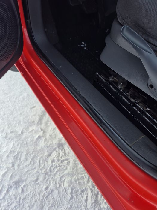 Volkswagen Caddy (2013рік-1,6 дизель+комплект гуми-літо на дисках)