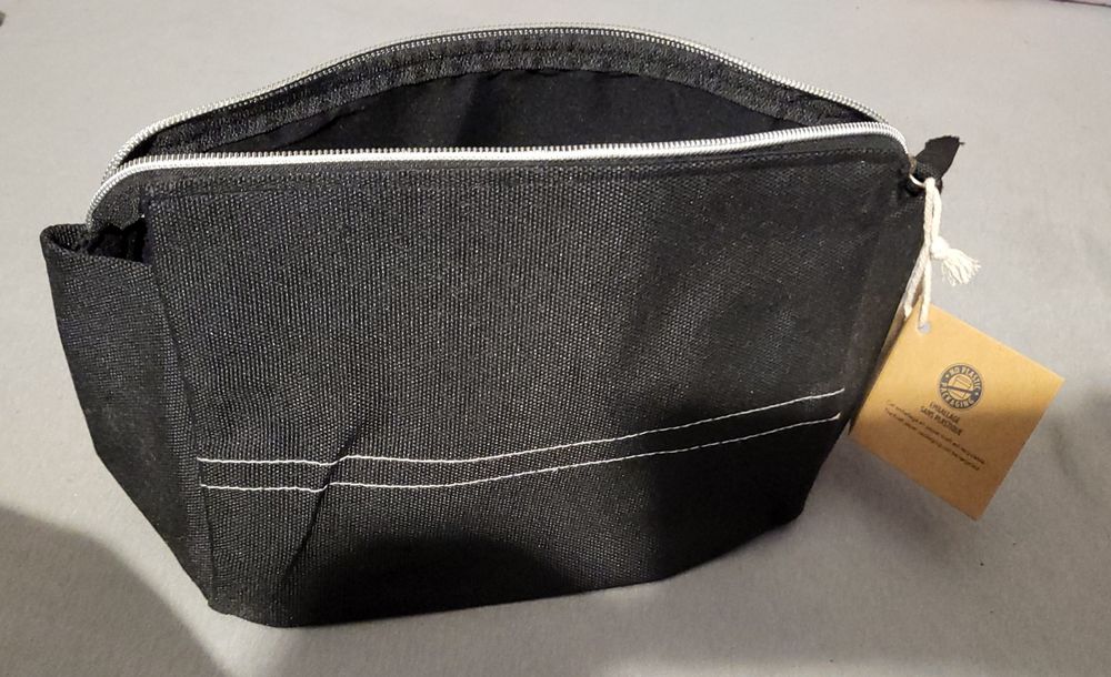 Kosmetyczka, saszetki. Pakowna lekka i elegancka. Nowa