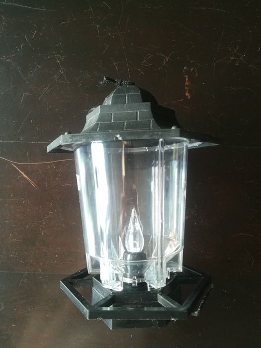 Lampka z funkcją odstraszania owadów
