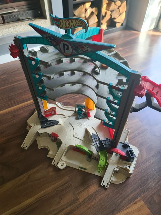 Mega garagem Hotweels como nova