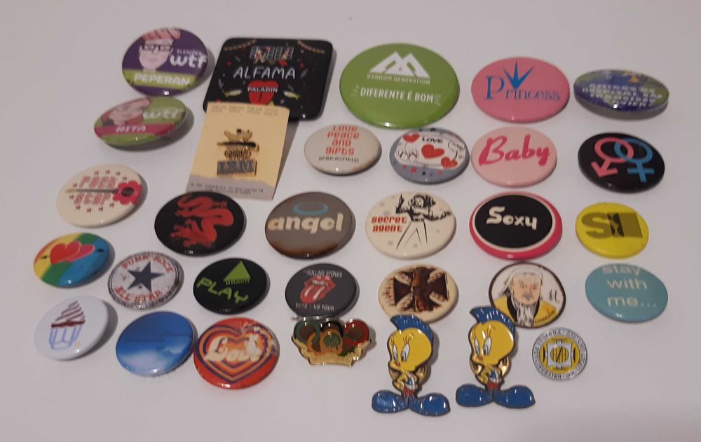 Lote de Pins, antigos e modernos, várias temáticas