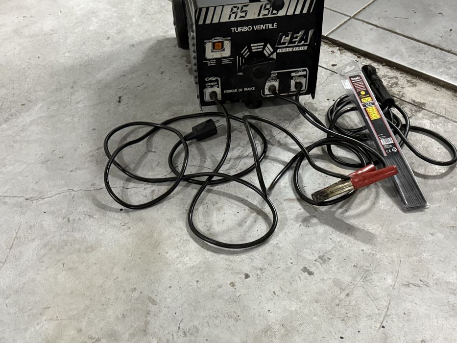 Aparelho de soldar  de 190 amperes e vai com uma caixa de electros