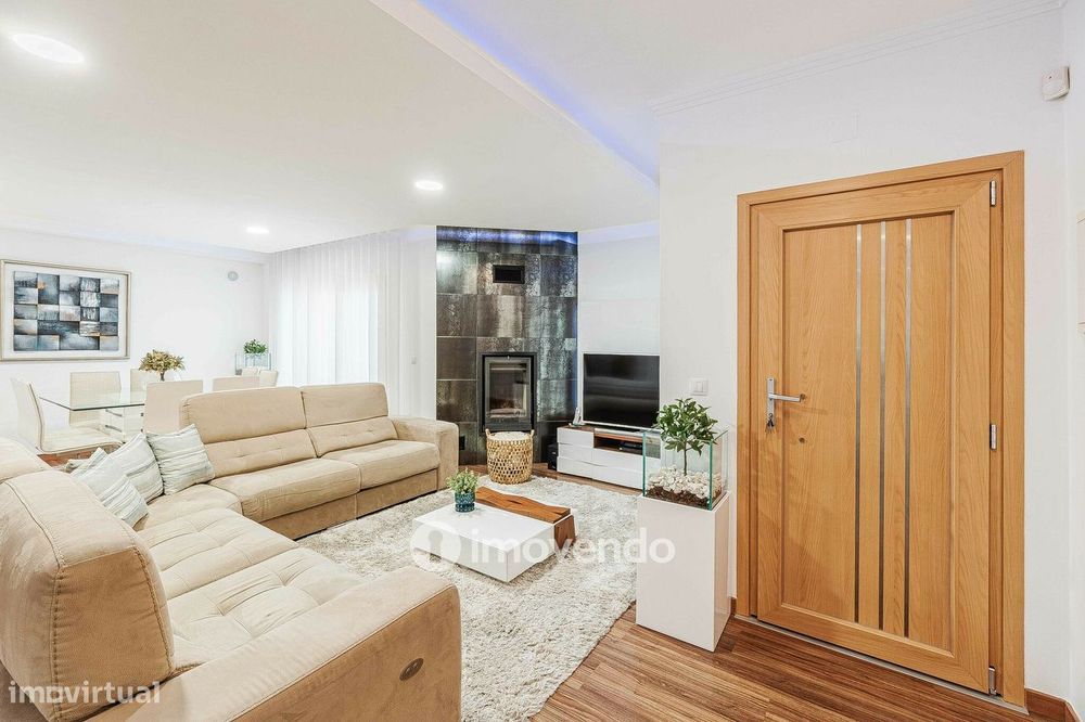 Moradia T3 com garagem, num condomínio com piscina, em Bucelas