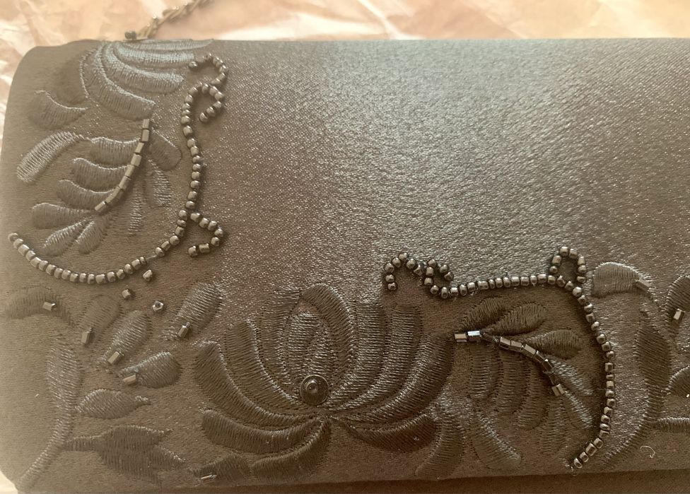 Mala preta em cetim com missangas Menbur