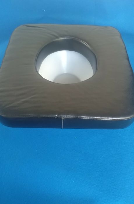 Assento sanitário ,para cadeira de rodas cor preta