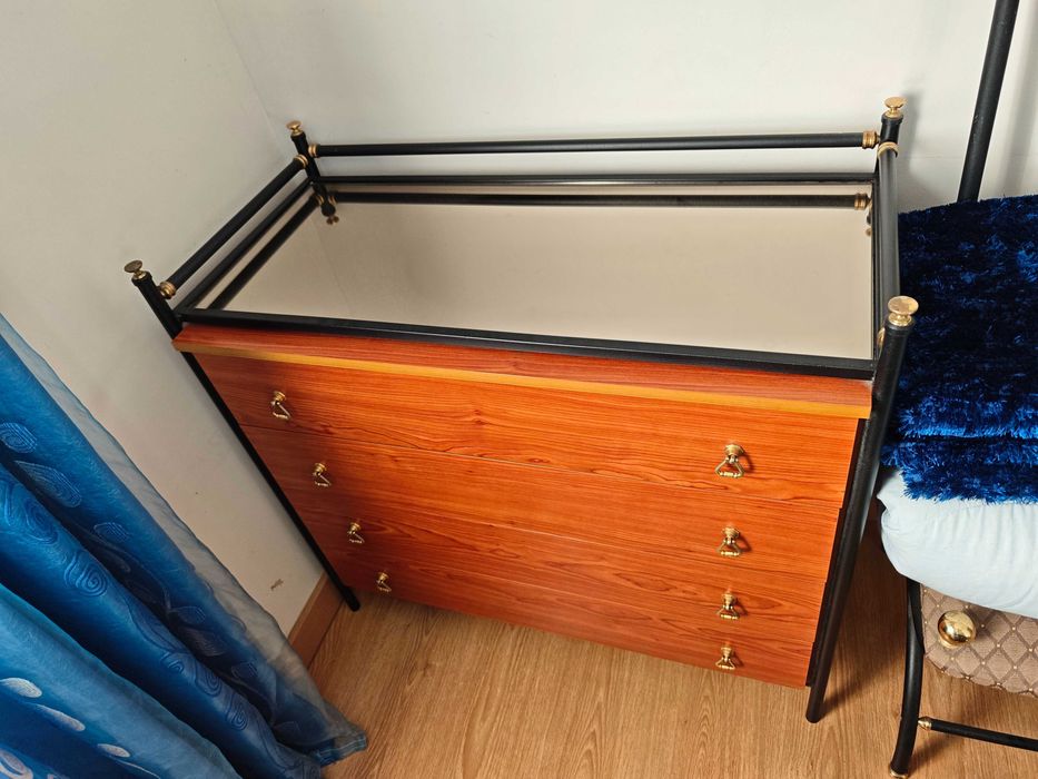 Cama de ferro com mesinhas cabeceira e cómoda
