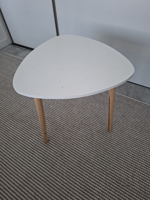 Stolik i dwie półki