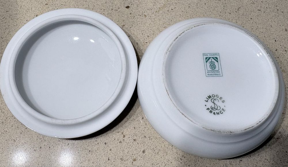 Linda caixa guarda joias pintada à mão e dourada em porcelana Limoges