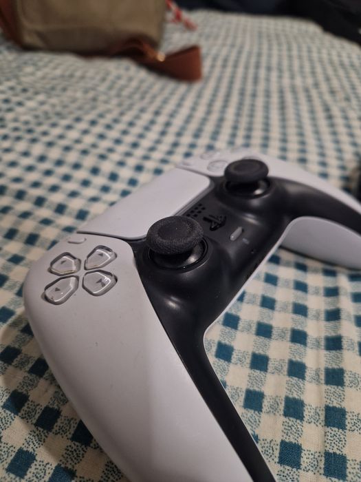 Vendo - Playstation 5 Slim 1TB Versão com leitor, mais um comando - Tudo ainda com dois anos de garantia - SEMI-NOVO