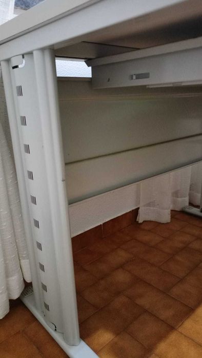 Secretária com pés em aço.